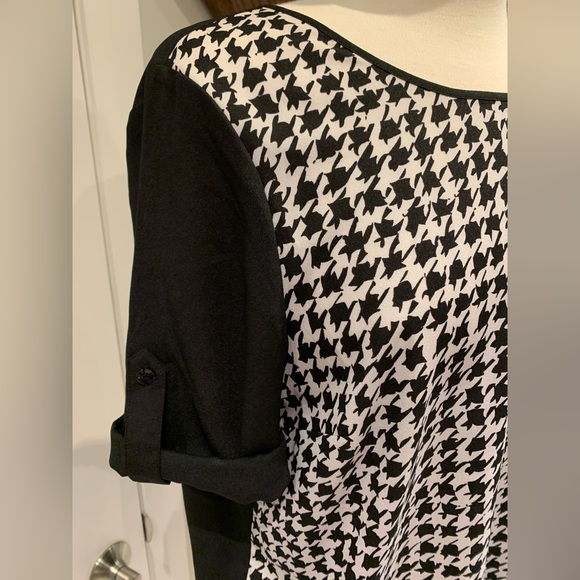 Kensie black and white top. Size Med. - Picture 4 of 7
